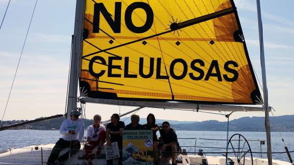La APDR se sube a un velero en contra de ENCE en la ría La APDR se sube a un velero en contra de ENCE en la ría