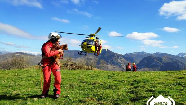 Sucesos.- Evacuan al HUCA en helicóptero a una mujer herida tras caer 100 metros Sucesos.- Evacuan al HUCA en helicóptero a una mujer herida tras caer 100 metros