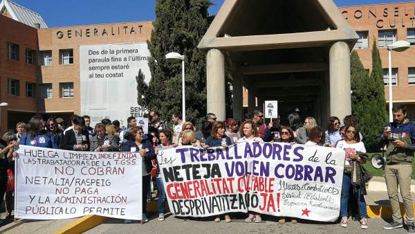 Limpiadoras en huelga piden a la administración no contratar empresas que no pag Limpiadoras en huelga piden a la administración no contratar empresas que no pag