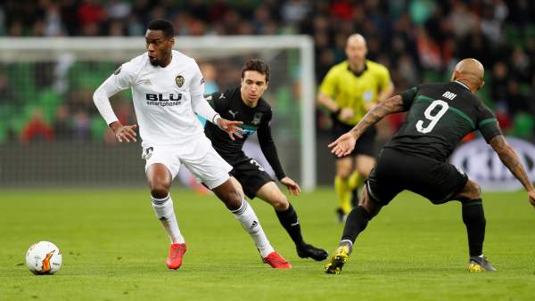 Kondogbia Disputa un balón con Mauricio Pereyra Kondogbia Disputa un balón con Mauricio Pereyra