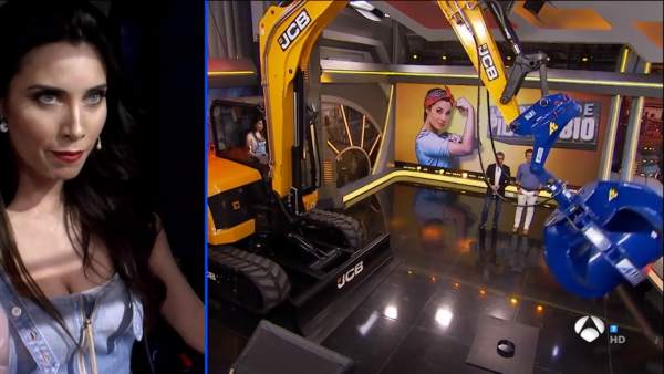 Pilar Rubio, encestando un balón con una excavadora, en 'El hormiguero'. Pilar Rubio, encestando un balón con una excavadora, en 'El hormiguero'.