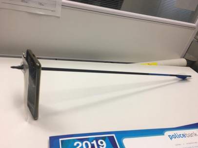 Una flecha atraviesa un móvil