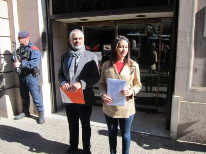 Arrimadas lleva a la Fiscalía la decisión de Torra de no retirar los lazos.