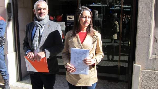 Arrimadas lleva a la Fiscalía la decisión de Torra de no retirar los lazos. Arrimadas lleva a la Fiscalía la decisión de Torra de no retirar los lazos.