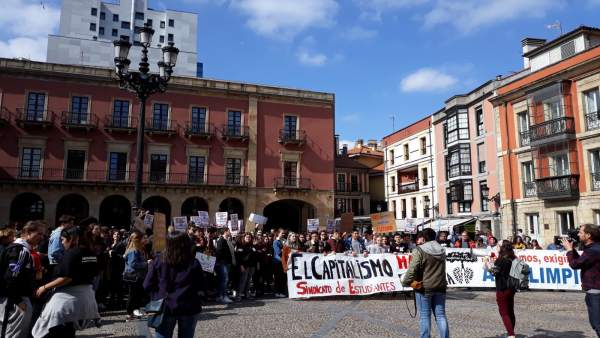 'El Capitalismo Mata El Planeta', Gritan En La Manifestación Estudiantil Convoca 'El Capitalismo Mata El Planeta', Gritan En La Manifestación Estudiantil Convoca