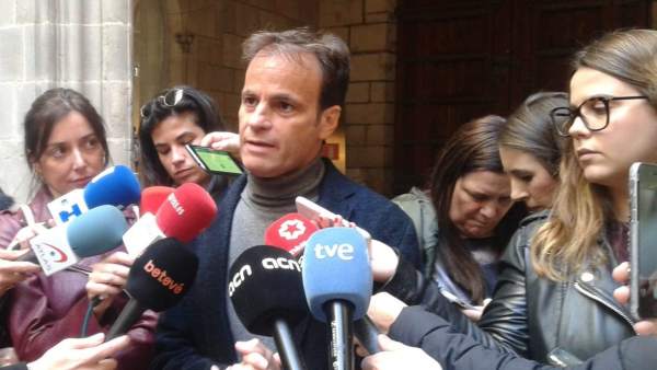 El Gobierno de Colau afirma que retiró el lazo amarillo para 'no alimentar polémica. El Gobierno de Colau afirma que retiró el lazo amarillo para 'no alimentar polémica.