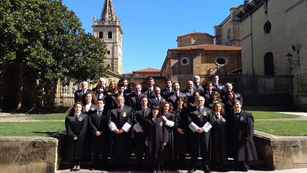 Quince nuevos abogados participan en el acto de jura del ICA Oviedo Quince nuevos abogados participan en el acto de jura del ICA Oviedo