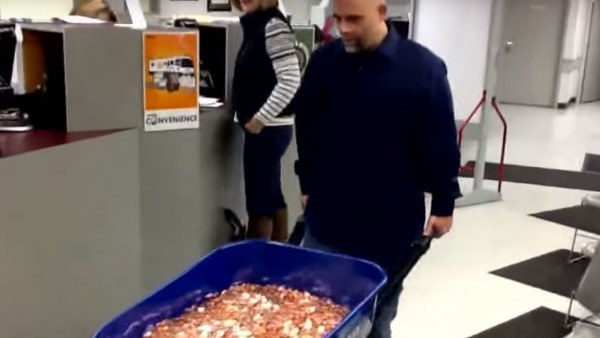 Un hombre pagó 2.900 dolares con monedas de un centavo Un hombre pagó 2.900 dolares con monedas de un centavo