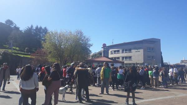 Cientos de jóvenes gallegos llaman a los gobiernos a concienciarse de la urgenci Cientos de jóvenes gallegos llaman a los gobiernos a concienciarse de la urgenci