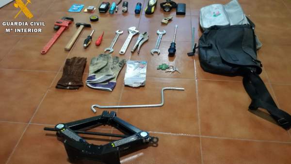 Sucesos.- Dos detenidos por robar en la vivienda de Manuela Carmena en El Espina Sucesos.- Dos detenidos por robar en la vivienda de Manuela Carmena en El Espina