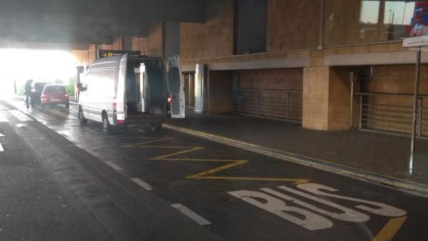 CCOO de Tussam avisa que siguen 'estacionando turismos' en la parada del bus del aeropuerto CCOO de Tussam avisa que siguen 'estacionando turismos' en la parada del bus del aeropuerto