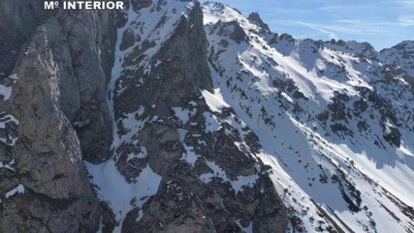 Sucesos.- Rescatado un montañero en León que se resbaló por una pendiente y se g Sucesos.- Rescatado un montañero en León que se resbaló por una pendiente y se g