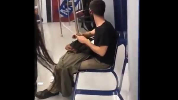 Un usuario envía a Metro un vídeo donde se ve a un joven afilando un cuchillo de Un usuario envía a Metro un vídeo donde se ve a un joven afilando un cuchillo de
