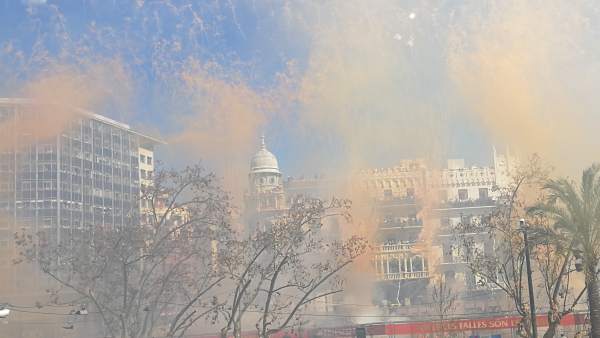 Fallas.- La 'mascletà' de Valenciana tiñe de naranja la plaza en un homenaje al Fallas.- La 'mascletà' de Valenciana tiñe de naranja la plaza en un homenaje al