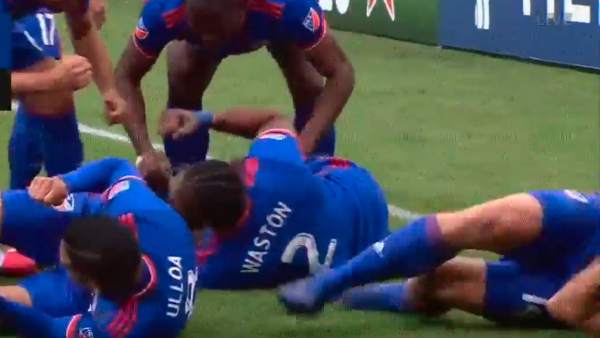 Kendall Watson celebra un gol a lo Homer Simpson Kendall Watson celebra un gol a lo Homer Simpson