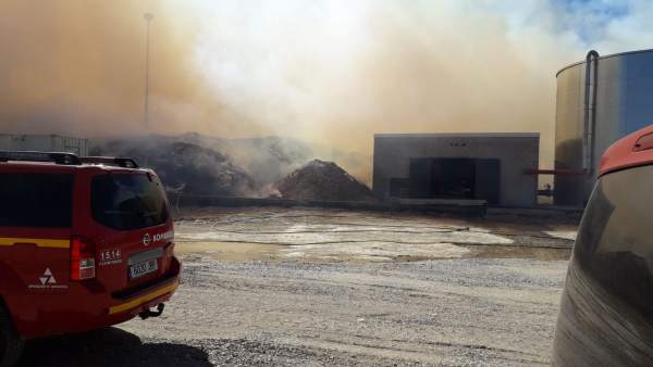 Zaragoza.- Sucesos.- Controlado el incendio de la fábrica de 'pellets' de Erla Zaragoza.- Sucesos.- Controlado el incendio de la fábrica de 'pellets' de Erla