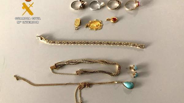 Una cuidadora y un obrero, presuntos autores del hurto de joyas en casas de tres Una cuidadora y un obrero, presuntos autores del hurto de joyas en casas de tres