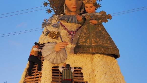 Fallas.- La ofrenda a la 'Geperudeta' consigue un éxito de participación con más Fallas.- La ofrenda a la 'Geperudeta' consigue un éxito de participación con más