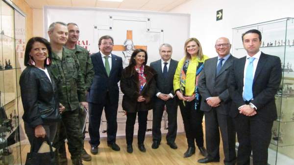 La ministra de Defensa visita en Badajoz la exposición dedicada al General Rafae La ministra de Defensa visita en Badajoz la exposición dedicada al General Rafae