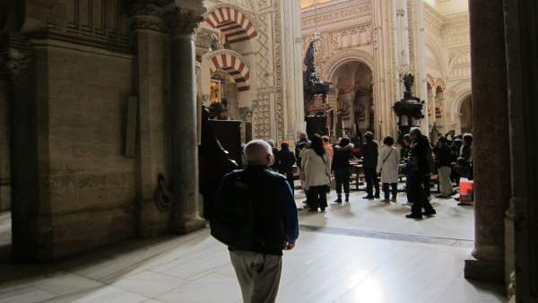 Turistas en el interior de la Mezquita-Catedral Turistas en el interior de la Mezquita-Catedral