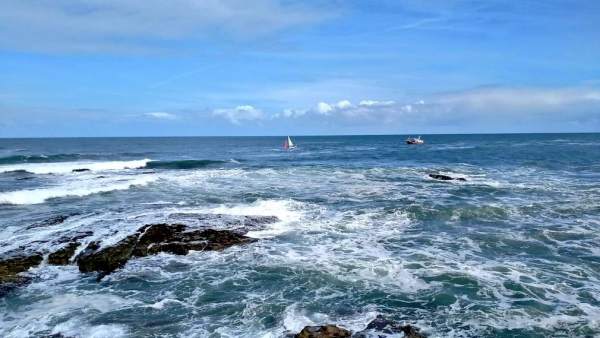 Investigan la aparición en aguas de Comillas de un velero francés a la deriva y Investigan la aparición en aguas de Comillas de un velero francés a la deriva y