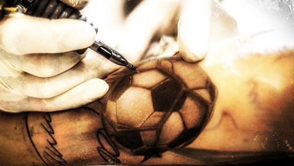 Un tatuador, en plena faena Un tatuador, en plena faena
