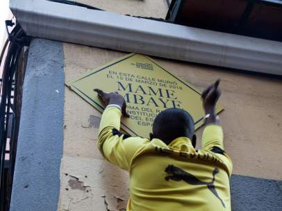 Placa en memoria a Mame Mbaye, el mantero senegalés.