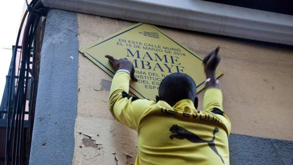Placa en memoria a Mame Mbaye, el mantero senegalés. Placa en memoria a Mame Mbaye, el mantero senegalés.