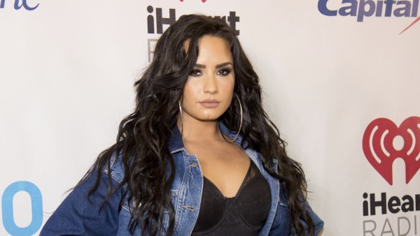 Demi Lovato posando Demi Lovato posando