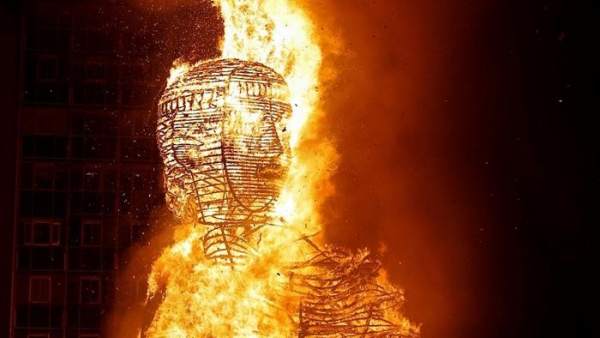 El fuego arrasa unas Fallas marcadas por las elecciones y el feminismo El fuego arrasa unas Fallas marcadas por las elecciones y el feminismo