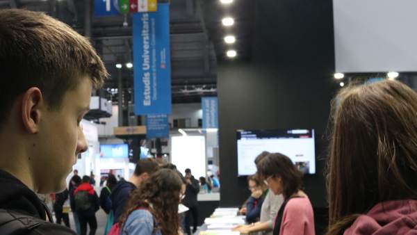 Dos jóvenes buscan información sobre universidades en el Saló de l'Ensenyament 2019. Dos jóvenes buscan información sobre universidades en el Saló de l'Ensenyament 2019.