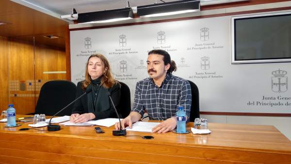 Rueda de prensa de los diputados de Podemos Asturies Lorena Gil y Andrés Fernánd Rueda de prensa de los diputados de Podemos Asturies Lorena Gil y Andrés Fernánd