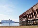 Un ferri entra en el Puerto de Almería