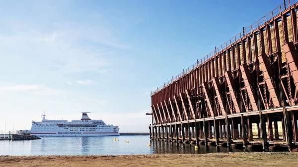 Un ferri entra en el Puerto de Almería Un ferri entra en el Puerto de Almería