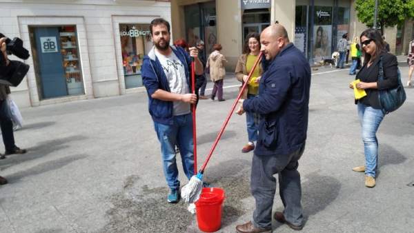 Cádiz.- Adelante Jerez limpia 'con fregona' la calle donde estuvieron miembros d Cádiz.- Adelante Jerez limpia 'con fregona' la calle donde estuvieron miembros d