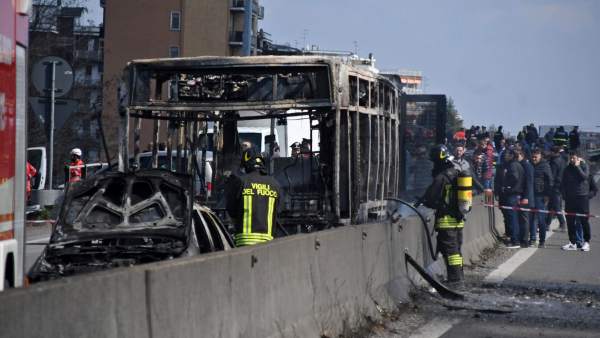 Un hombre prendió fuego, sin consecuencias, a un autobús escolar en Italia Un hombre prendió fuego, sin consecuencias, a un autobús escolar en Italia