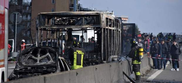 Un hombre prendió fuego, sin consecuencias, a un autobús escolar en Italia