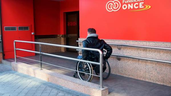 Empleado con discapacidad en la sede de la ONCE Empleado con discapacidad en la sede de la ONCE