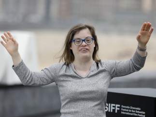 La actriz Gloria Ramos, presentando Campeones en el Festival de San Sebastián
