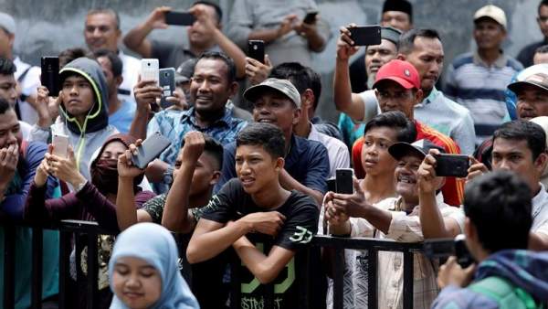 Azotados en público en Indonesia