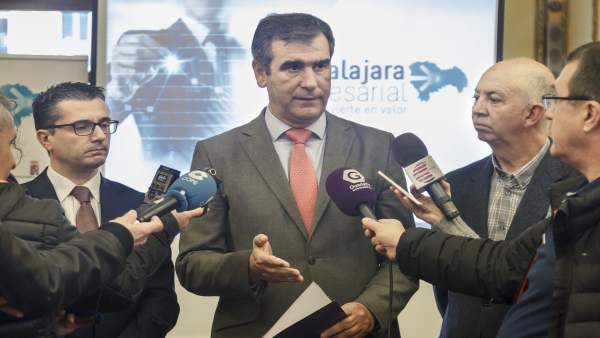 Román en rueda de prensa Román en rueda de prensa