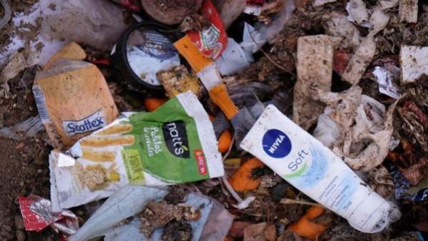 Greenpeace organiza una recogida de plásticos en la playa de Sa Ràpita para denu Greenpeace organiza una recogida de plásticos en la playa de Sa Ràpita para denu