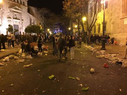 Suciedad en la plaza del Mercado tras una verbena fallera