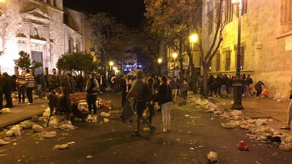 Suciedad en la plaza del Mercado tras una verbena fallera Suciedad en la plaza del Mercado tras una verbena fallera