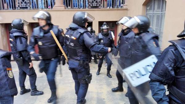 Policía Nacional y Guardia Civil requisan urnas del referéndum del 1-O. Policía Nacional y Guardia Civil requisan urnas del referéndum del 1-O.