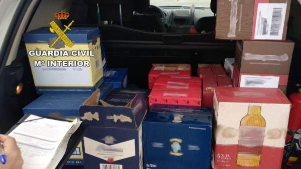 Suc.- Detenidas dos personas por el robo de 1.400 euros en bebidas alcohólicas d Suc.- Detenidas dos personas por el robo de 1.400 euros en bebidas alcohólicas d