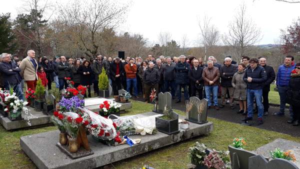 Ofrenda floral del PSE-EE en memoria de Froilán Elespe Ofrenda floral del PSE-EE en memoria de Froilán Elespe