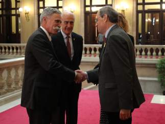 Chase Carey saluda a Quim Torra en presencia de Vicenç Aguilera