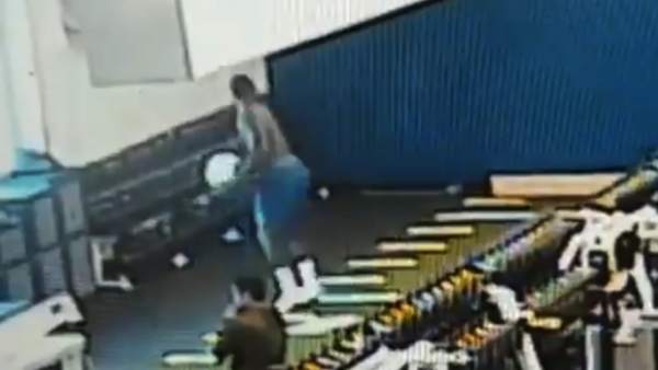 Jihad Ward destroza un muro Jihad Ward destroza un muro