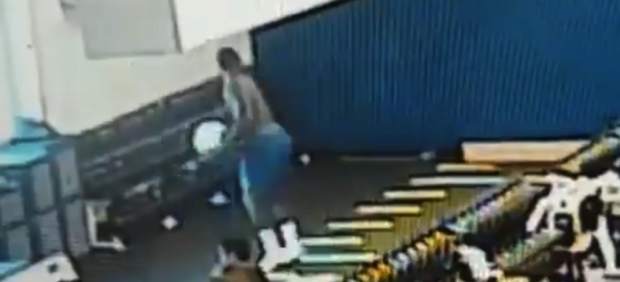 Jihad Ward destroza un muro